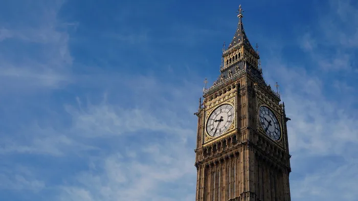 Beograd je upravo dobio novi SIMBOL GRADA, najveći i najtačniji sat na svetu je postavljen na Terazijama, visok je oko 120 metara i težak čak oko 70 tona.