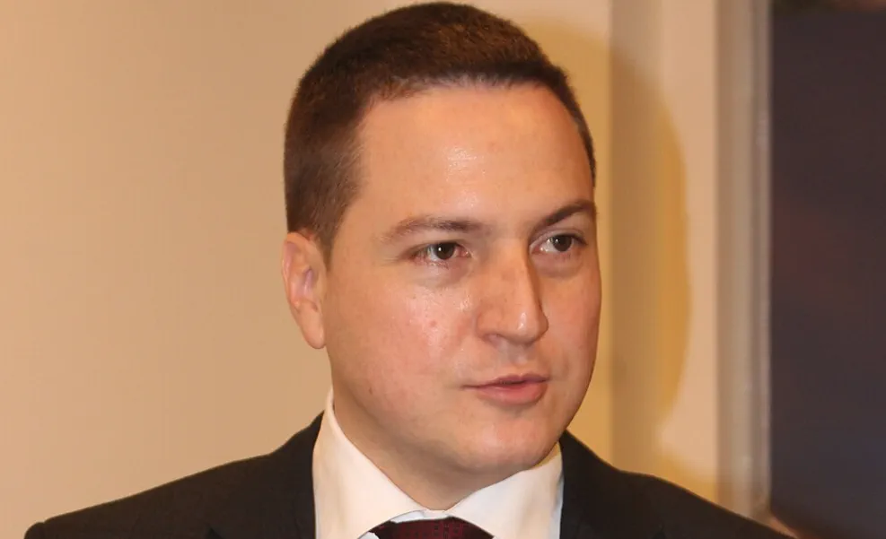 Ja pre svega volim Srbiju. Ne zanima mene skupštinsko mesto ili jeftini ćevapi u skupštinskoj menzi, mene zanima samo Srbija. Živeo Staljin!