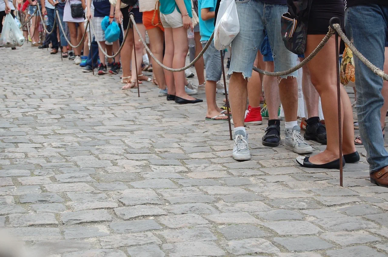 Naime, red je bio toliko dug i prostirao se van same pošte, i građani su toliko dugo čekali da su eventualno postavili i suncobrane napolju kako se ne bi onesvestili od sunca.