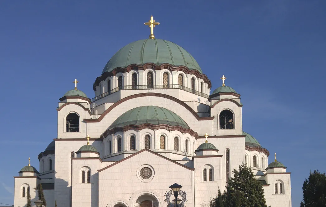 Pokrenuta je poternica za popom Đuricom, a prema izveštajima naših reportera sa terena policija moli građane da ukoliko sretnu sumnjivo lice koje vuče zlatni krst da se radi svoje bezbednosti udalje i hitno pozovu policiju.